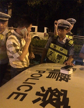  /></div><div><br /></div><div>昨天17點01分，一輛跩了很久的外地車，因為司機沒系安全帶倒了大霉。這哥們極有可能把這輛面包車給搭進去了。</div><div><br /></div><div><br /></div><div><img src=/up_files/month_1607/20160708100205309.jpg alt=